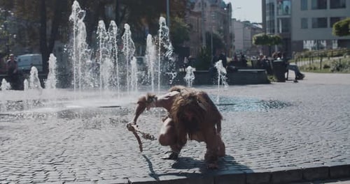 Wild Caverneman Discoverer se mueve en el suelo con piel de animal explorando la arquitectura moderna de la ciudad del futuro