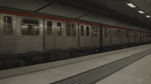 El tren del metro de Atenas llega a un moderno andén de estación de metro, que muestra su elegante diseño y eficacia