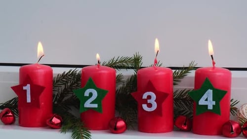 Countdown Four Adventskerzen in Rot mit Zahlen, brennenden Tannenzweigen und Weihnachten, Zero Waste