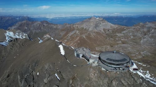 Vue aérienne cinématographique survolant le Schilthorn piz Gloria par une journée ensoleillée d'automne. Un film de James Bond