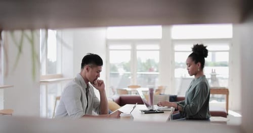 Entrepreneurs travaillant dans un espace de coworking