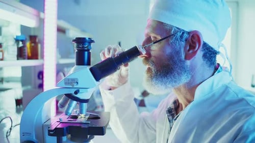 Wissenschaftler analysieren Probe mit Mikroskop im Labor