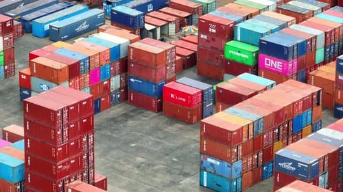 Containerhof von oben: Ein geschäftiges Treiben.