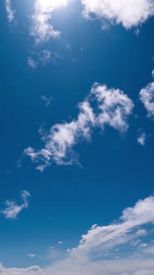 Nuages de cumulus verticaux duveteux dans un ciel bleu vif
