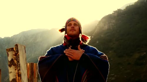 Schamane führt spirituelle Kultur und mystischen Tanz im Freien in der Natur auf