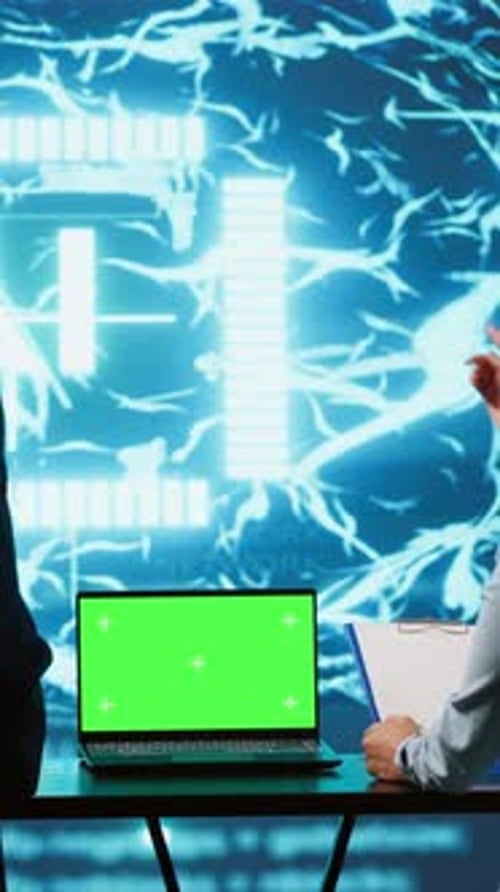 Разработчики искусственного интеллекта с вертикальным видео используют устройство с изолированным экраном для анализа бизнес-данных