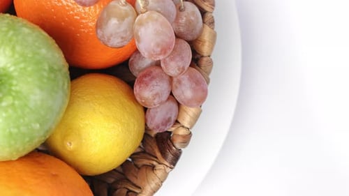 Fruchtvitaminmischung im Strohkorb, gesunde Ernährung, Ernährung, abwechselnd, isoliert auf weißem Hintergrund, Ansicht von oben