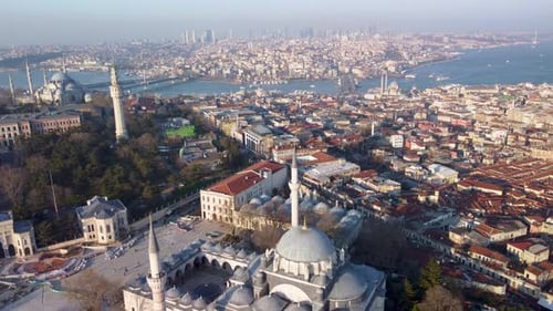 Gran Bazar, mercado de especias y mezquita de Beyazit en Estambul, Turquía. Zumbido Aerial recorre el cielo de la ciudad