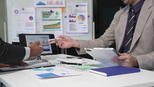 Ein kollaboratives Meeting an einem Schreibtisch, bei dem Teamwork im Mittelpunkt steht und bei dem die Diskussionen im Mittelpunkt stehen