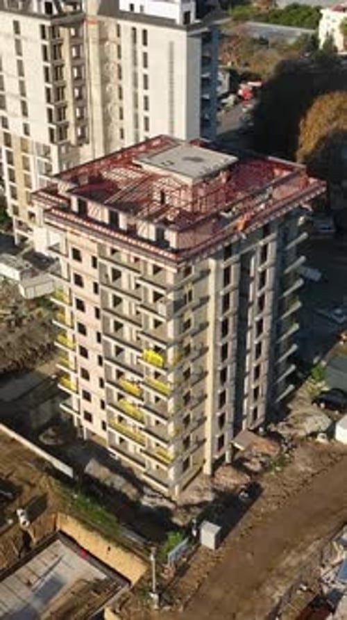 Vídeo vertical sobre la construcción de casas exquisitas en la costa mediterránea