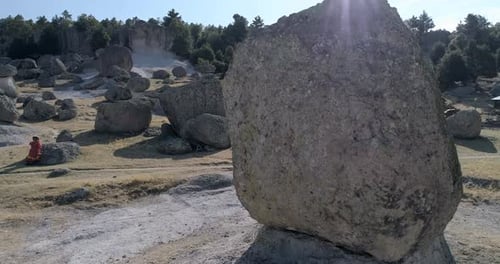 Vue aérienne d'une formation rocheuse à El Valle de los Hongos, dans la région de Copper Canyon, dans l'État de Chihuahua.
