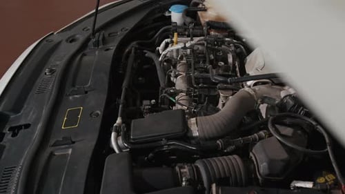 Freiliegender Motor des Autos bei Wartungsarbeiten in der Garage