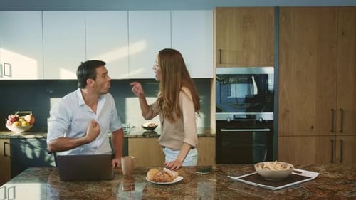 Discusión de pareja enojada en una cocina de lujo