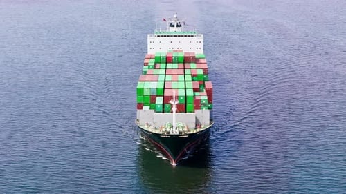 Frachtcontainerschiff, das auf See für Import- und Exportgüter kreuzt