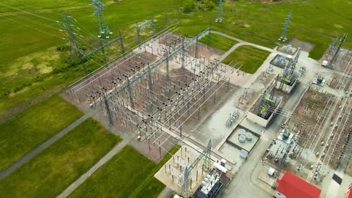 Luftaufnahme von Hochspannungs-Umspannwerken von Stromleitungen und Transformatoren
