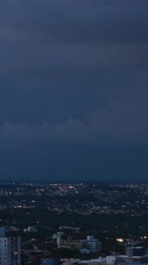 Nuages d'éclairs lourds dans le ciel avec des nuages d'éclairs sombres et des nuages d'éclairs orageux