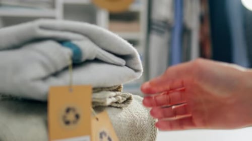 Proteja el medio ambiente, mujer preparando cosas para la donación, estudiante activa, etiqueta en sus manos, brillante