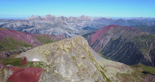 Vue aérienne de la chaîne de montagnes d'Anayet, du pic volcanique et du paysage rouge des Pyrénées espagnoles et françaises