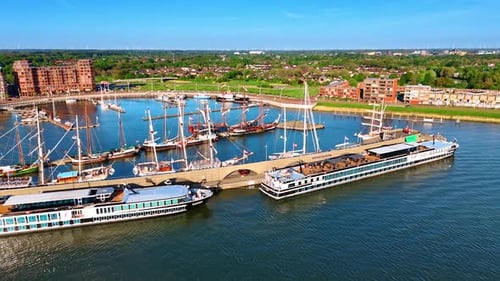 Barcos, transbordadores y barcos atracados en el puerto de Lelystad, Países Bajos