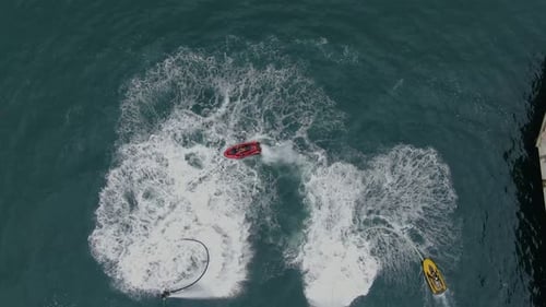 Zwei Männer genießen ein Flyboard auf dem Meer.