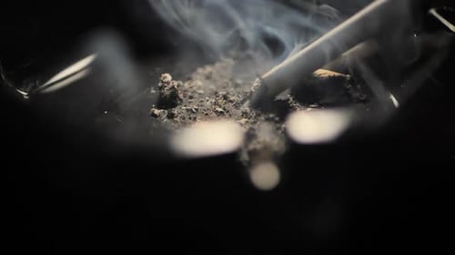 Gros plan en train de fumer une cigarette sur la main d'un homme. Ralentissement. Scène K.