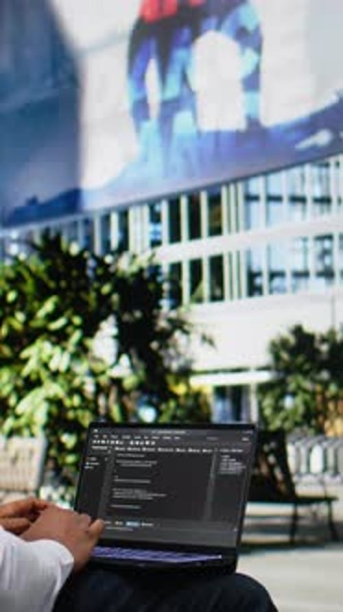 Vidéo verticale Un Afro-Américain travaille sur le Code de programmation sur la fenêtre du terminal