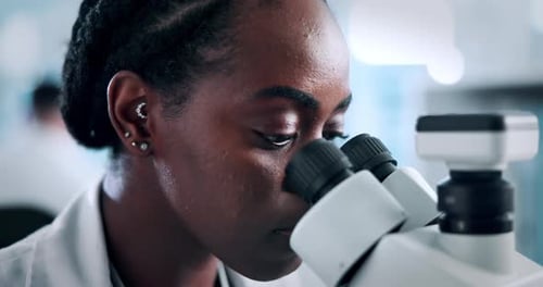 Wissenschaftlerin, Frau und Mikroskop mit Analysen für Chemie, medizinische Forschung oder Entdeckung