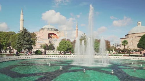 Malerischer Brunnen am Sultanahmet-Platz und der Hagia Sophia