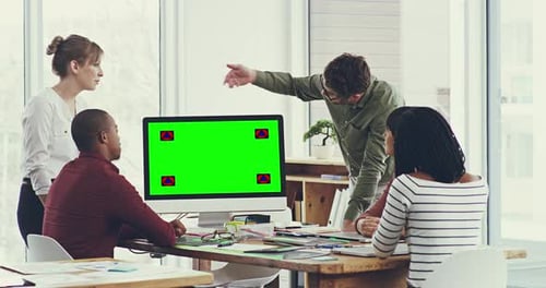 Ordinateur à écran vert, conversation et gens d'affaires lors d'une réunion pour la planification et la créativité