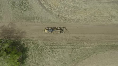 Grader ebnete die Oberfläche auf einem abgelegenen Feldweg, Drohne