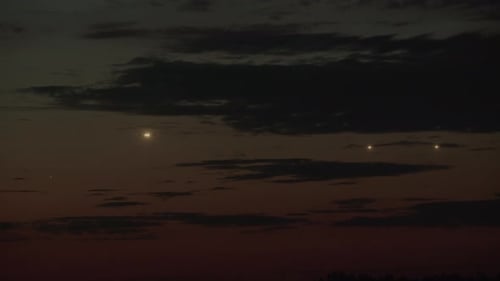 Quatuor d'avions dans le ciel nocturne