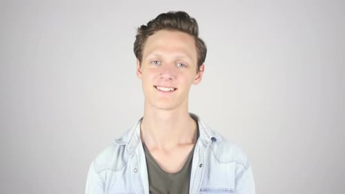 Lächelnder junger Mann weißer Hintergrund