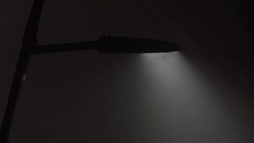 dunkle Stadtstraße, beleuchtet von Laternen, Lampe im Nebel, Nebel, Nacht, Stadt, Straßenbeleuchtung in kalten Farben