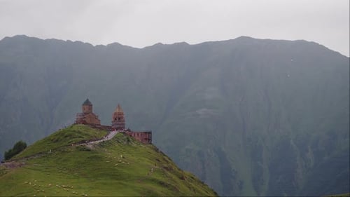 Christlicher Tempel auf einem Berg in Georgia Atemberaubende Aussicht