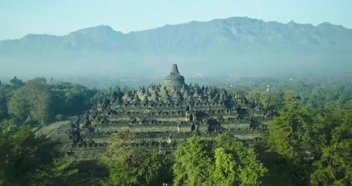 Magelang, 26. Juli 2021, Hintergrund des Borobudur-Tempelhügels
