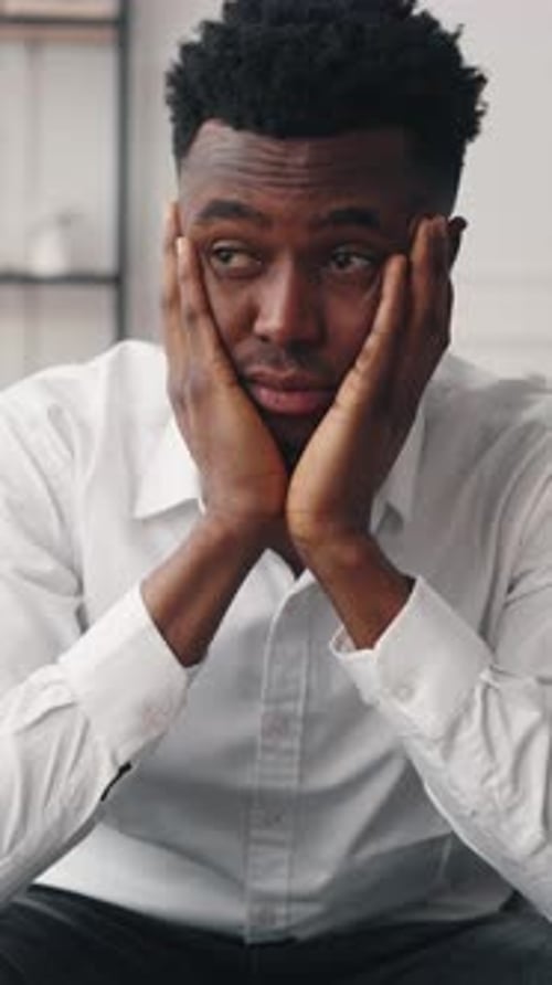 Porträt eines gelangweilten Afroamerikaners im Zimmer Vertikales Video Psychologische Probleme Emotional Schwarz