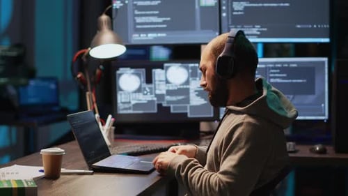 IT-Programmierer holt Nahrungsergänzungsmittel aus der Verpackung im Büro