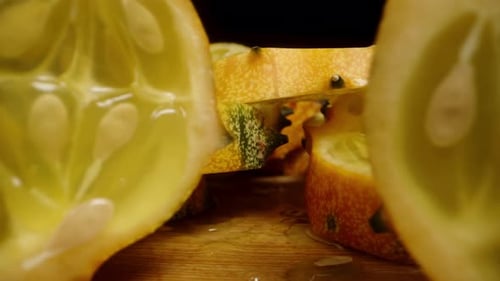 La caméra s'approche des moitiés du Kiwano posées sur la table alors que je les sépare avec mes mains
