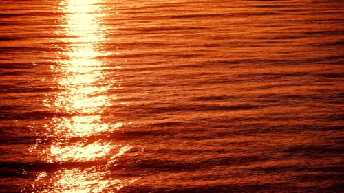Sonnenaufgang. Sonnenlicht, das sich im Wasser spiegelt.