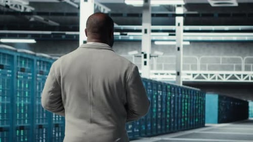 Administrator geht ins Rechenzentrum und inspiziert Infrastrukturtechnik