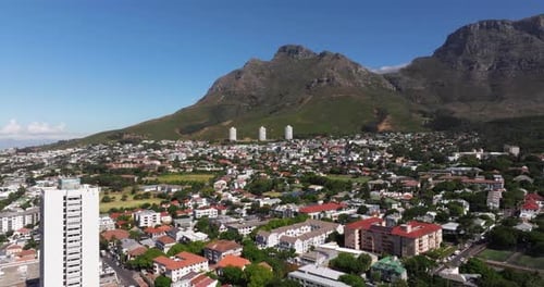 Drohnenschuss nach vorne über dem schönen Kapstadt, Südafrika. Tag im Sommer
