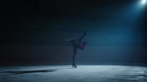 фигуристка на льду в одиночестве