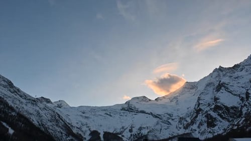 Timelapse: nubes en movimiento sobre los Alpes suizos, la cordillera y las cumbres rocosas de Saas Fee.