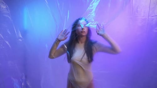 Une femme étouffe dans du plastique