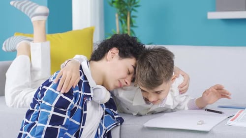 Dois irmãos que se dão bem um com o outro estudam.
