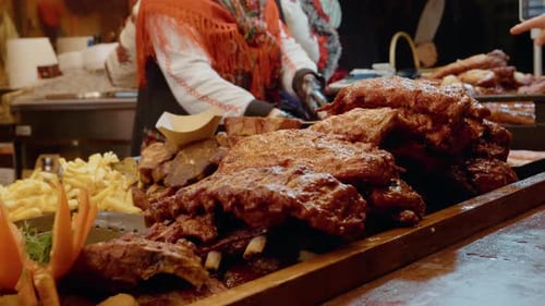 Vendeur de cuisine de rue servant des côtes levées au barbecue