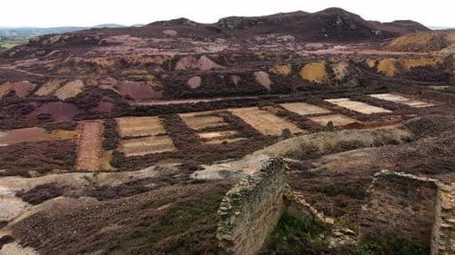 Vue aérienne vers l'avant de la mine de cuivre du mont Parys, mine d'Anglesey, Pays de Galles, Royaume-Uni
