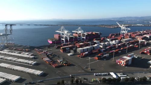 Logistik und Transport von Containerfrachtschiffen mit funktionierender Kranbrücke in der Werft