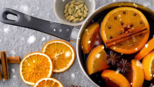Concept de boissons de Noël et de saison - Snowing Over Pot with Hot Mulled