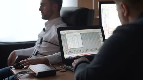 No iba a estar ahí. Un sospechoso pasa por el detector de mentiras de la oficina. Hacer preguntas.